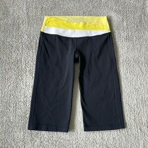 VGC Lululemon Astro Wunder Under Crops w/ Yellow /White Waistband - Size 6